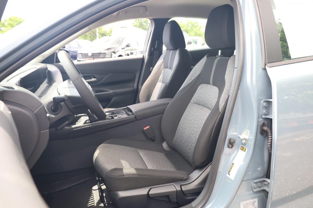 Nissan Sentra Vehicle Full-screen Gallery Image 8