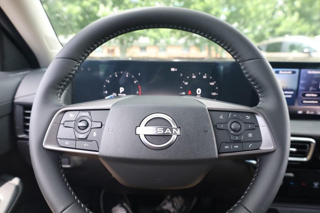 Nissan Sentra Vehicle Full-screen Gallery Image 9