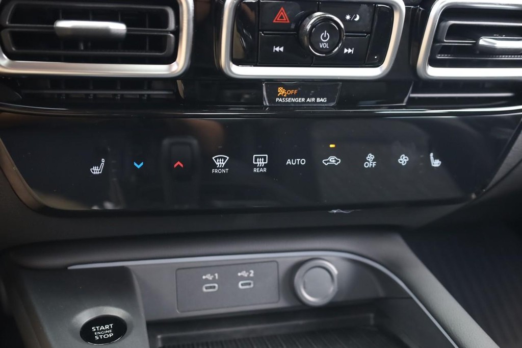 Nissan Sentra Vehicle Full-screen Gallery Image 13