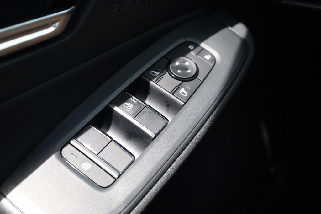 Nissan Sentra Vehicle Full-screen Gallery Image 16