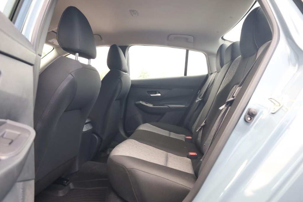 Nissan Sentra Vehicle Full-screen Gallery Image 19