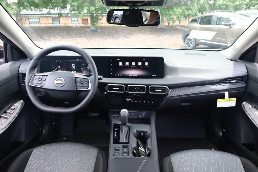 Nissan Sentra Vehicle Full-screen Gallery Image 20