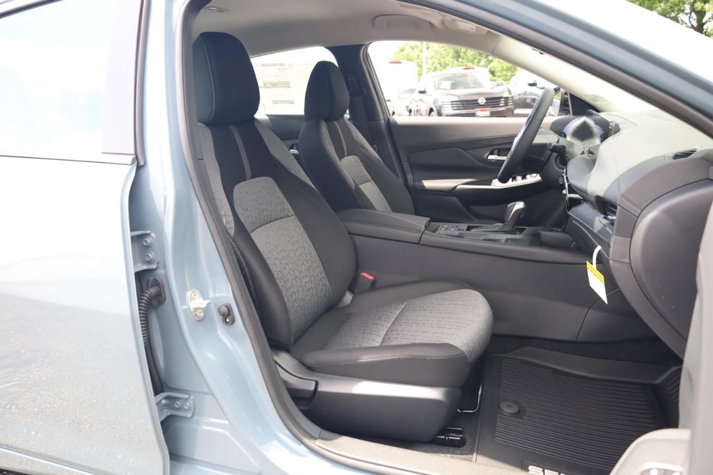 Nissan Sentra Vehicle Full-screen Gallery Image 22