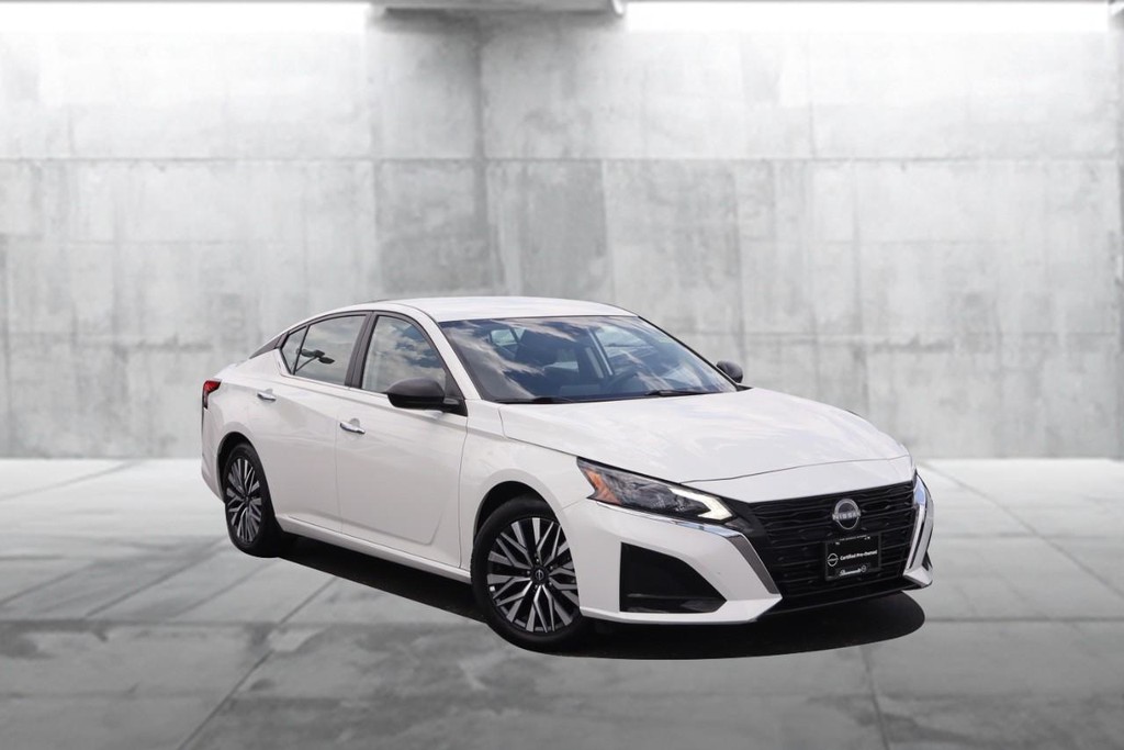 Nissan Altima Vehicle Full-screen Gallery Image 2
