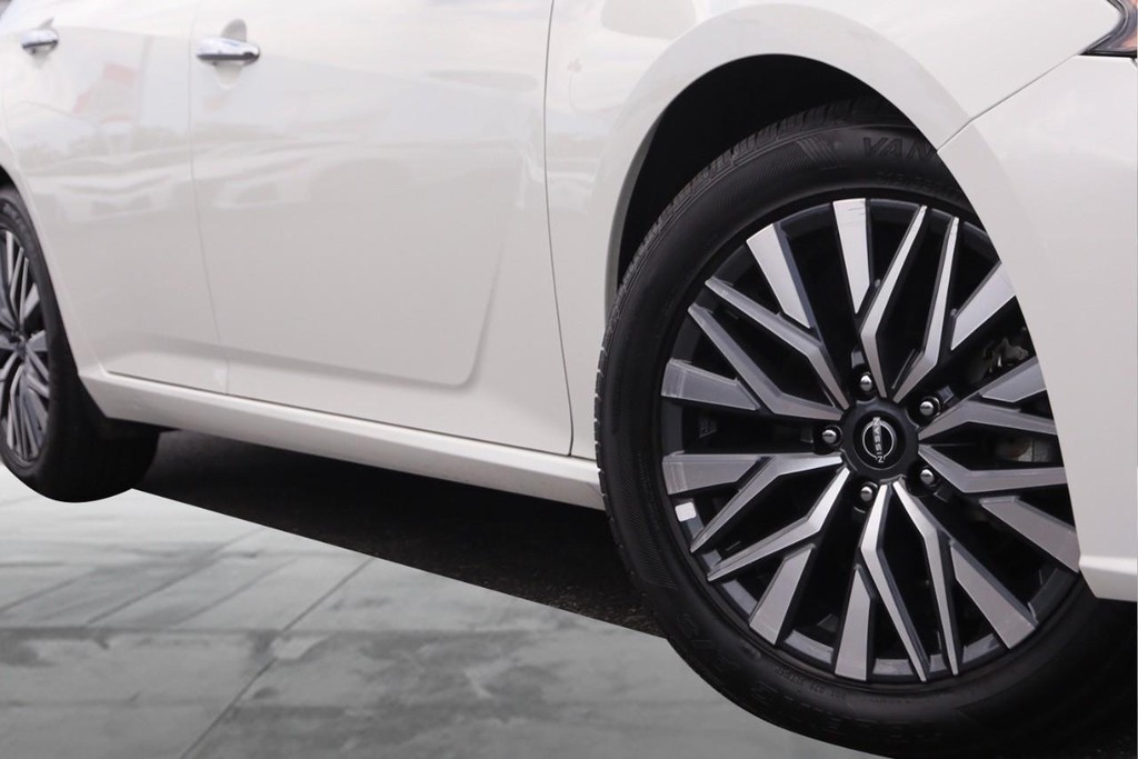 Nissan Altima Vehicle Full-screen Gallery Image 3