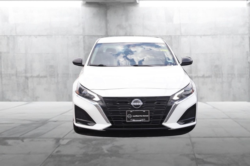 Nissan Altima Vehicle Full-screen Gallery Image 4