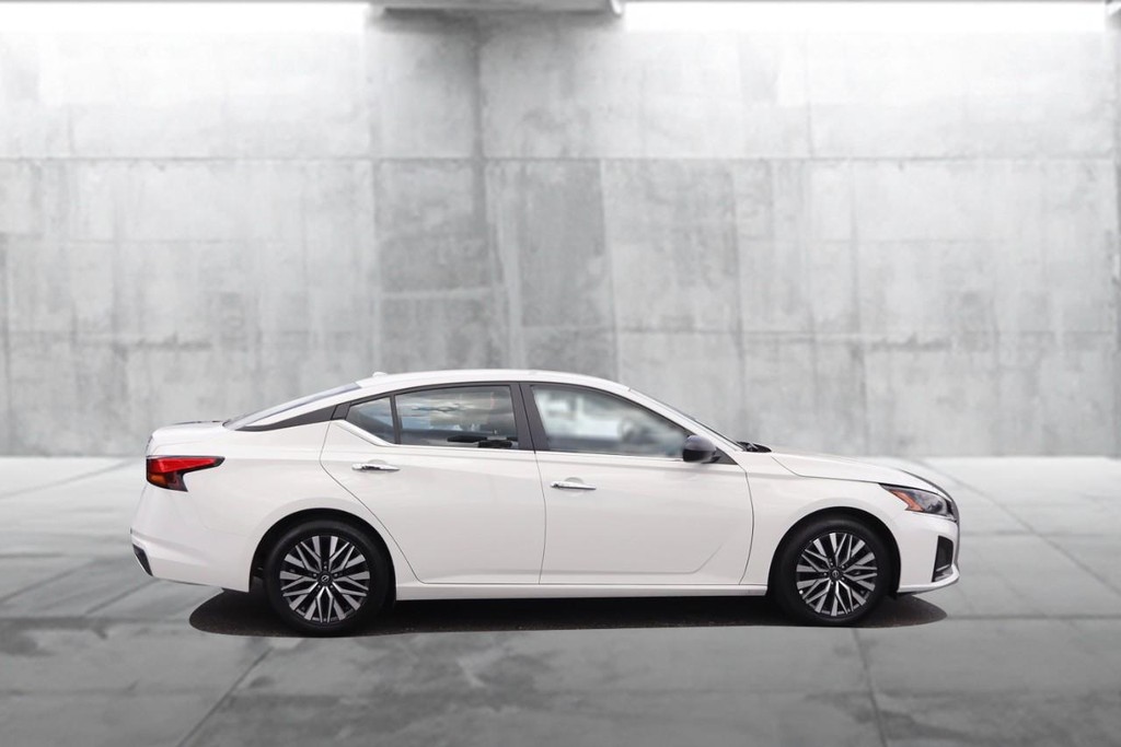 Nissan Altima Vehicle Full-screen Gallery Image 5