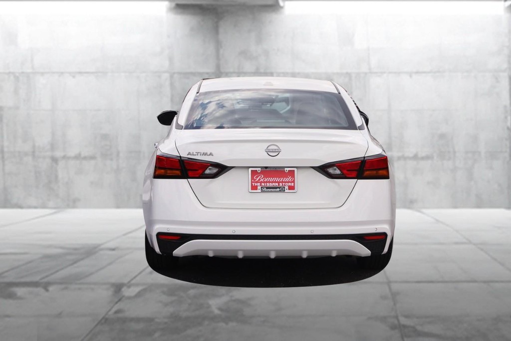Nissan Altima Vehicle Full-screen Gallery Image 6