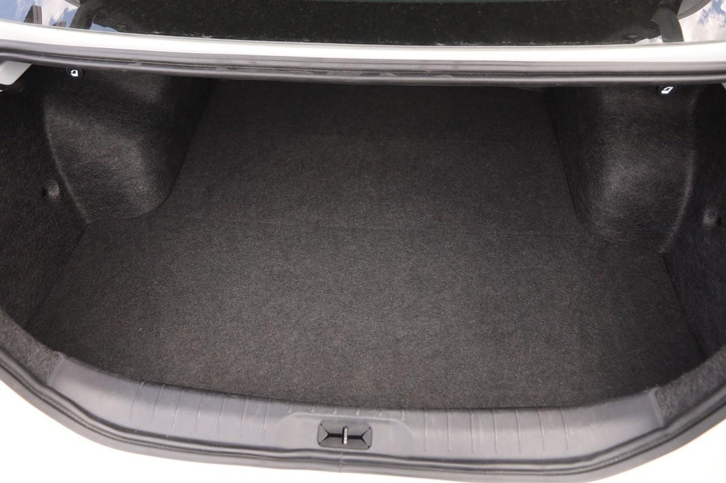 Nissan Altima Vehicle Full-screen Gallery Image 7