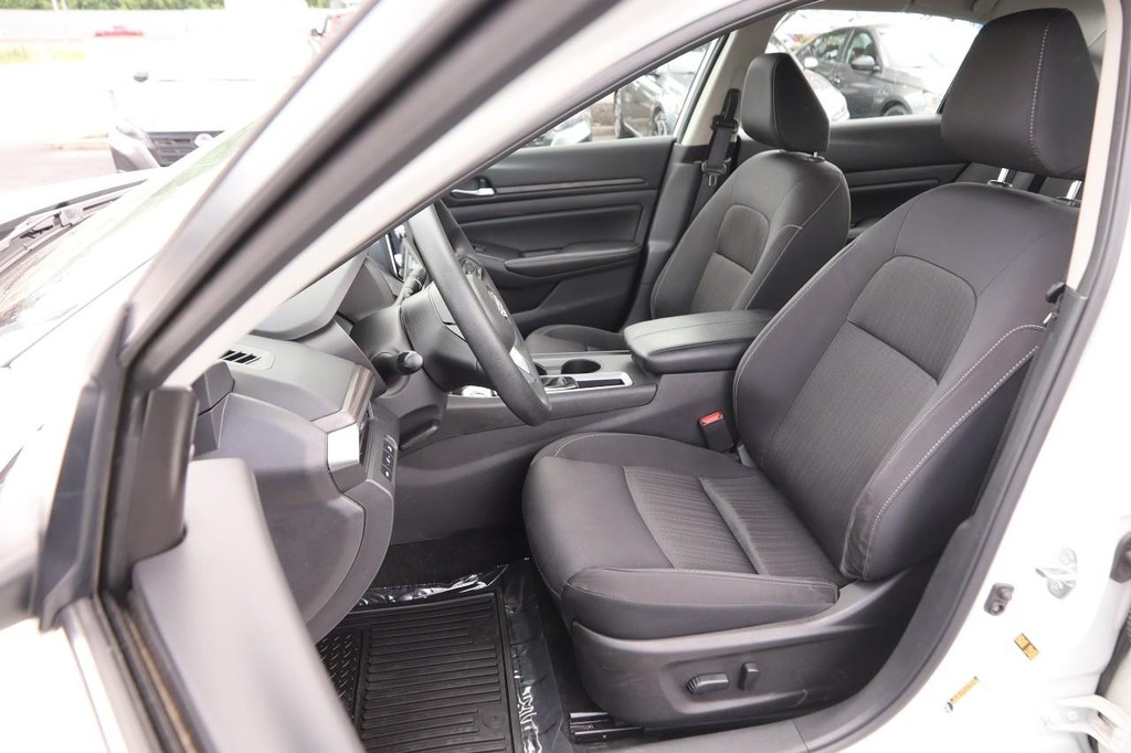 Nissan Altima Vehicle Full-screen Gallery Image 8