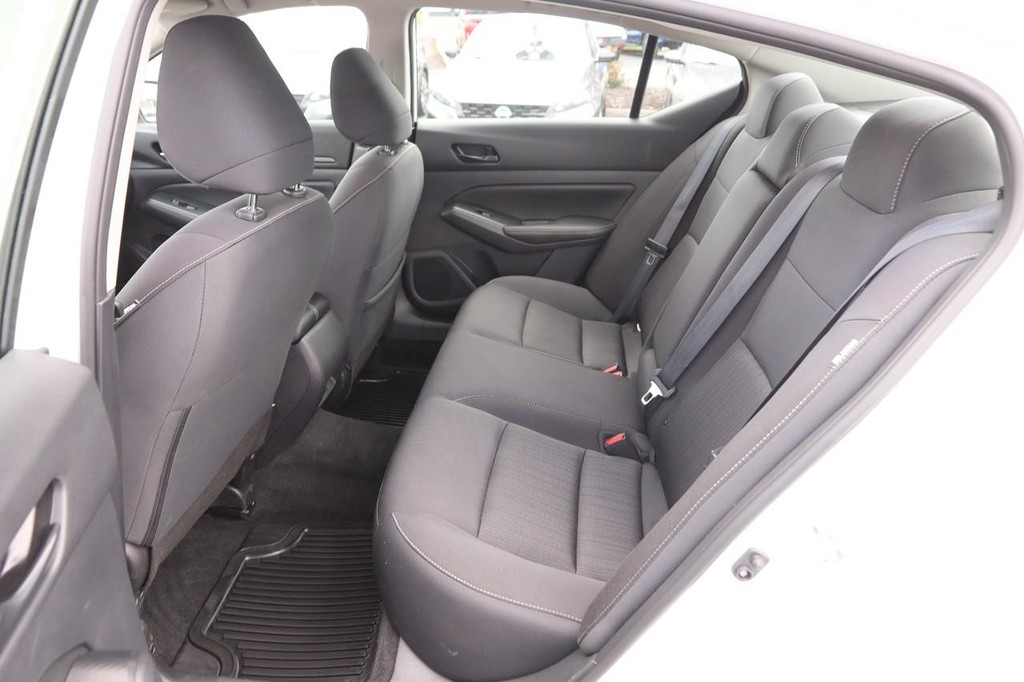 Nissan Altima Vehicle Full-screen Gallery Image 9