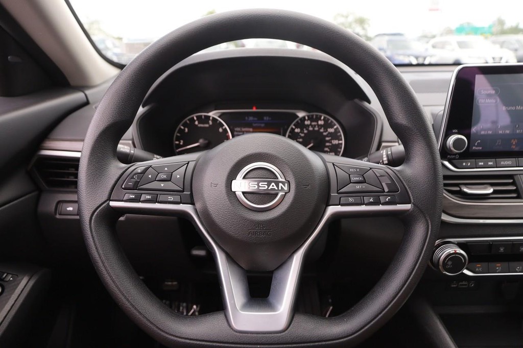 Nissan Altima Vehicle Full-screen Gallery Image 10