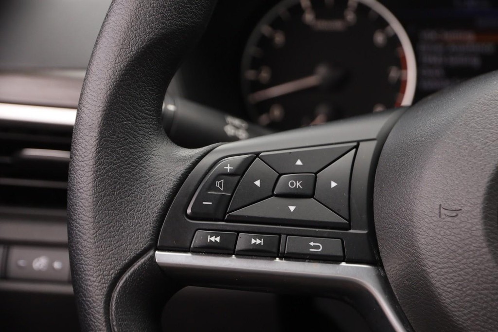 Nissan Altima Vehicle Full-screen Gallery Image 11