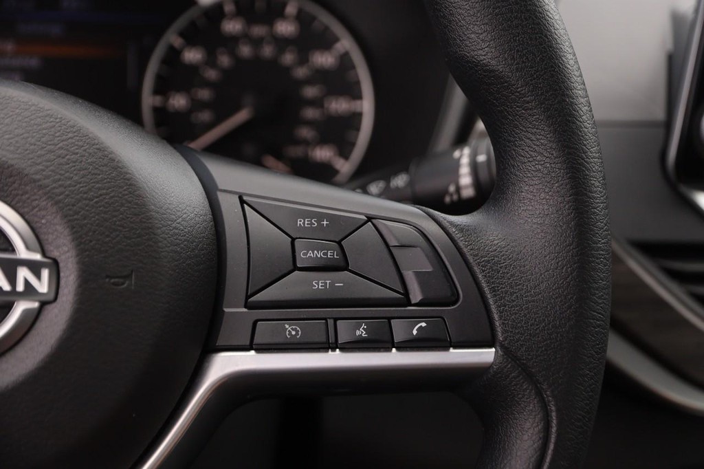 Nissan Altima Vehicle Full-screen Gallery Image 12