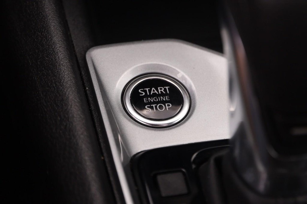 Nissan Altima Vehicle Full-screen Gallery Image 14