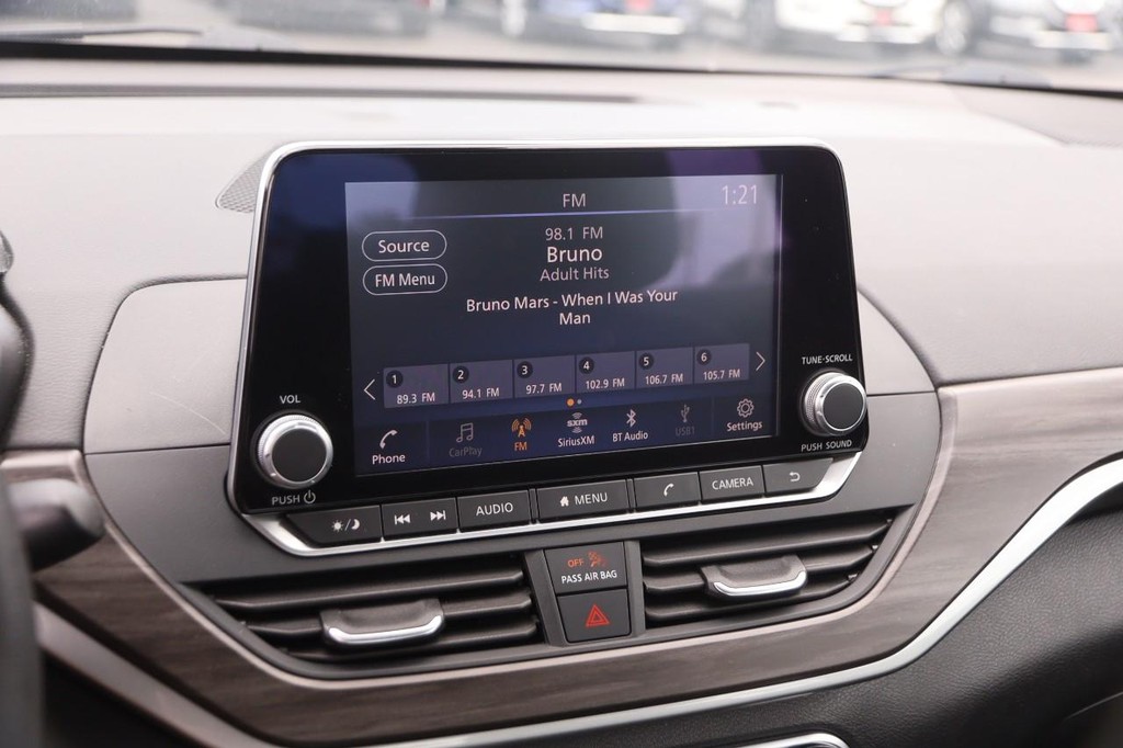 Nissan Altima Vehicle Full-screen Gallery Image 15