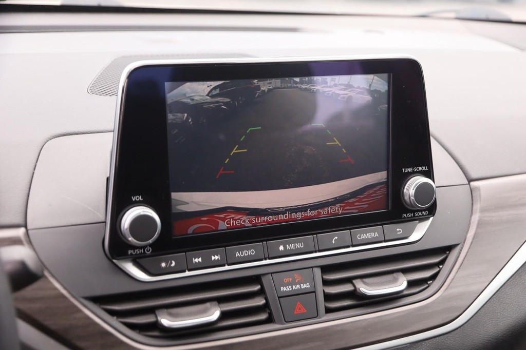 Nissan Altima Vehicle Full-screen Gallery Image 16