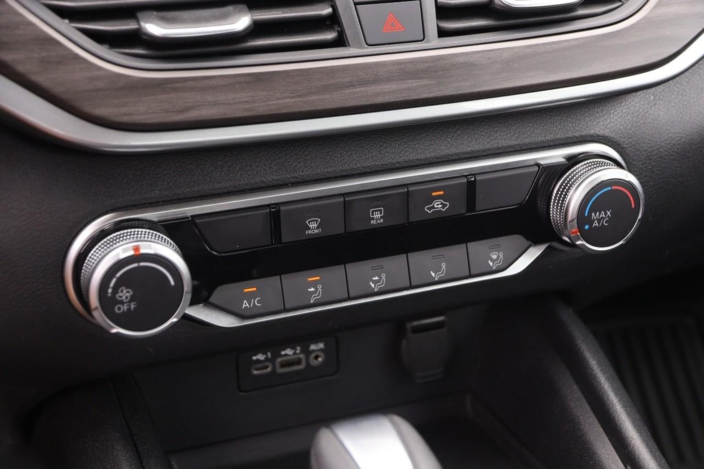 Nissan Altima Vehicle Full-screen Gallery Image 17