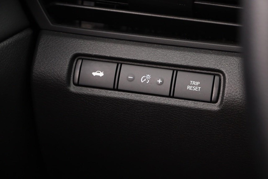 Nissan Altima Vehicle Full-screen Gallery Image 19