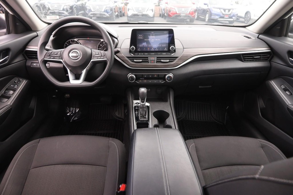 Nissan Altima Vehicle Full-screen Gallery Image 20