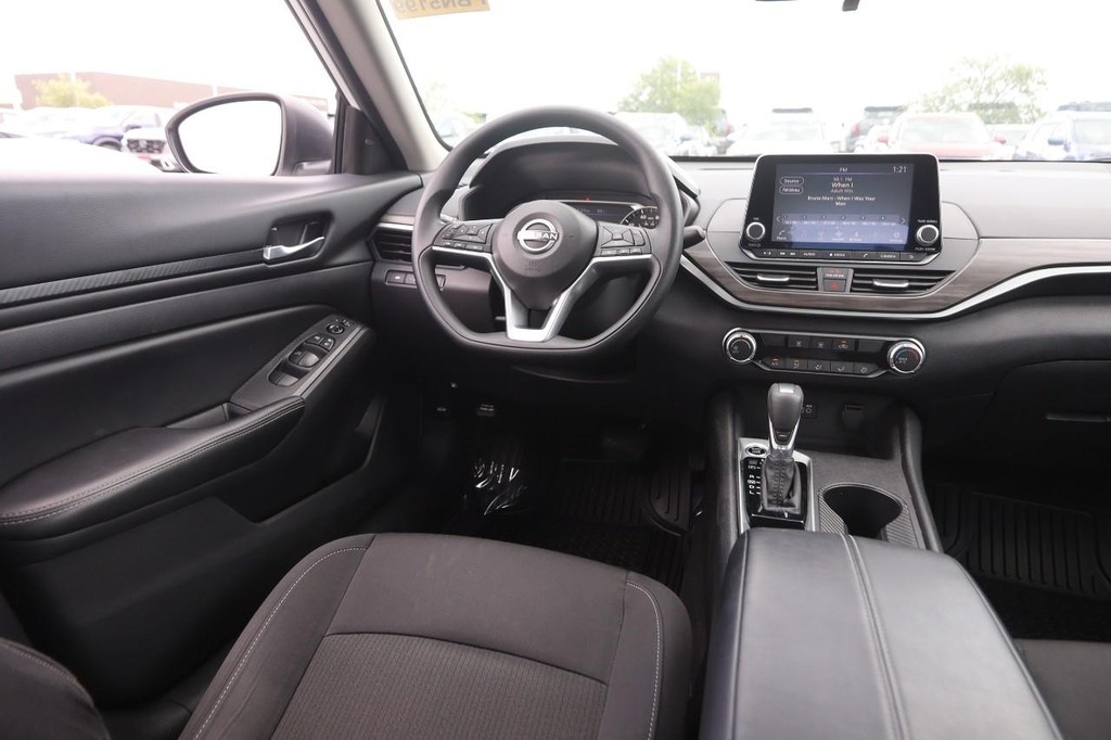 Nissan Altima Vehicle Full-screen Gallery Image 21