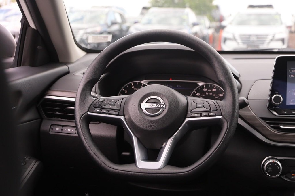 Nissan Altima Vehicle Full-screen Gallery Image 22