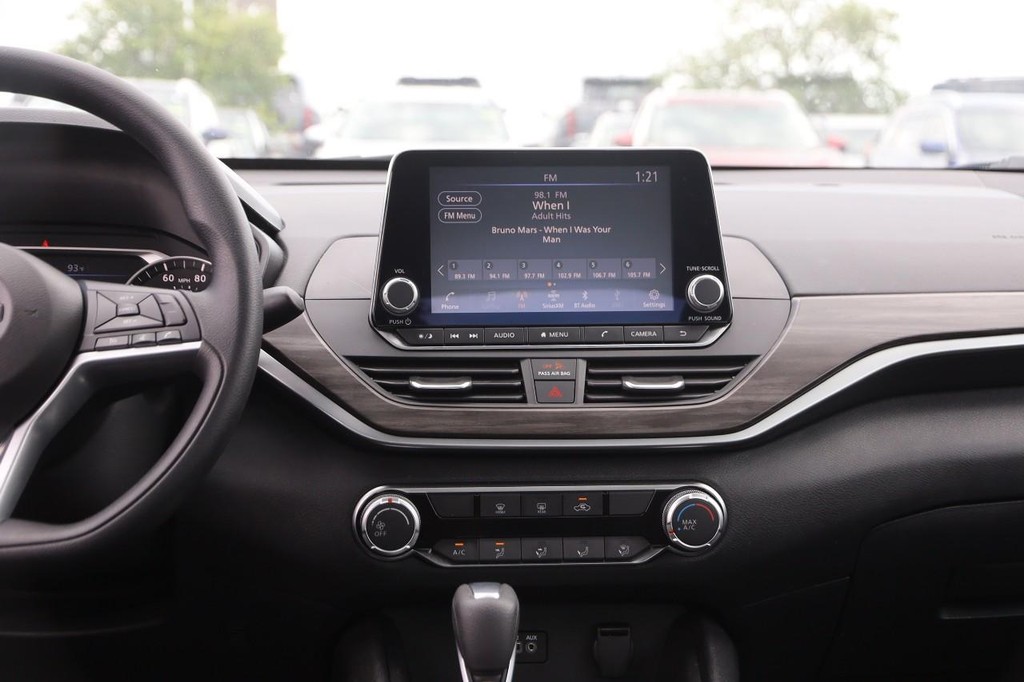 Nissan Altima Vehicle Full-screen Gallery Image 23