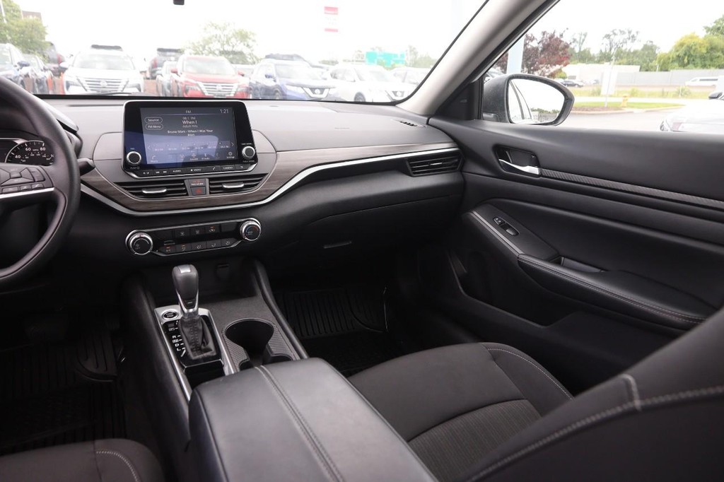 Nissan Altima Vehicle Full-screen Gallery Image 24