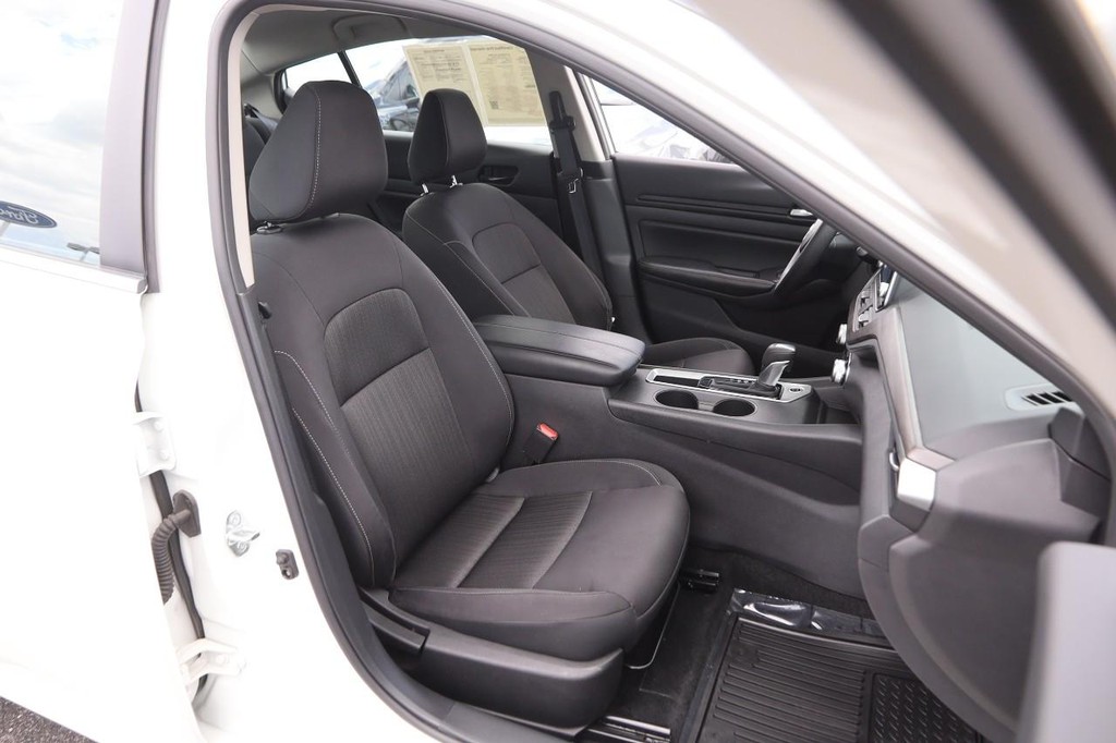 Nissan Altima Vehicle Full-screen Gallery Image 25