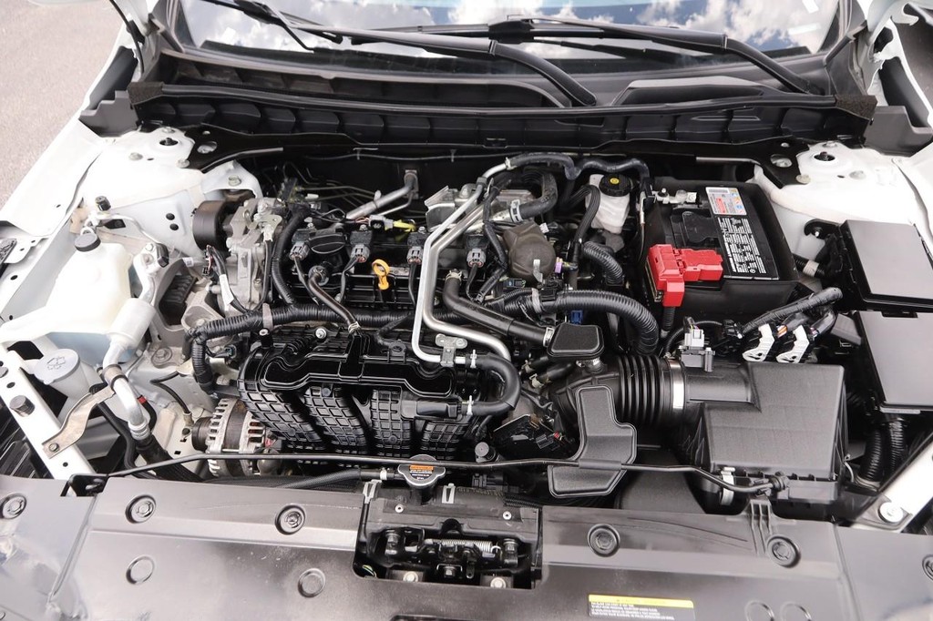 Nissan Altima Vehicle Full-screen Gallery Image 26