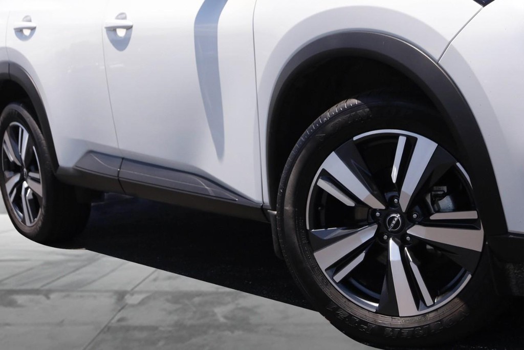 Nissan Rogue Vehicle Image 03