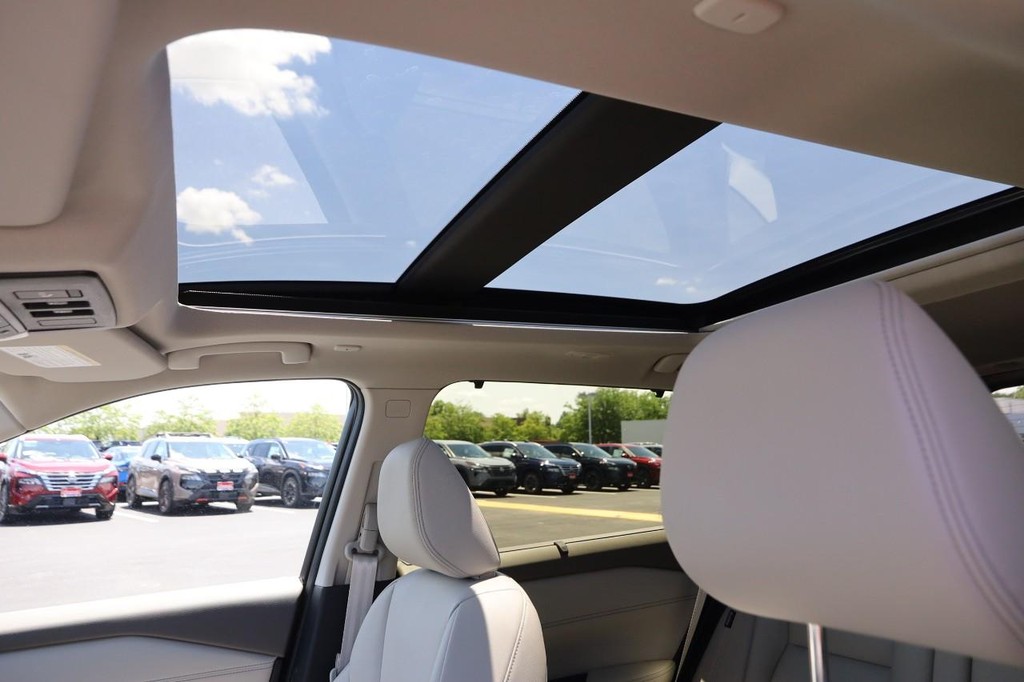 Nissan Rogue Vehicle Image 09