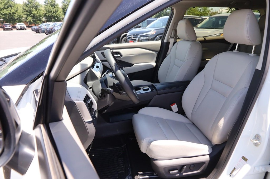 Nissan Rogue Vehicle Image 10