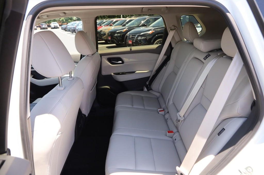 Nissan Rogue Vehicle Image 11