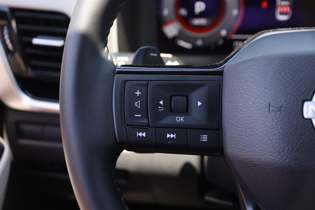Nissan Rogue Vehicle Image 13