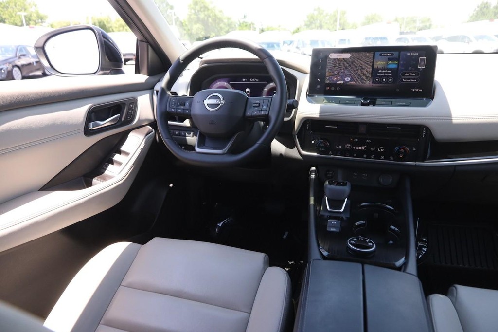 Nissan Rogue Vehicle Image 24