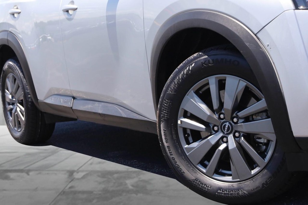 Nissan Pathfinder Vehicle Image 03