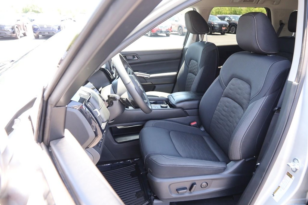 Nissan Pathfinder Vehicle Image 09
