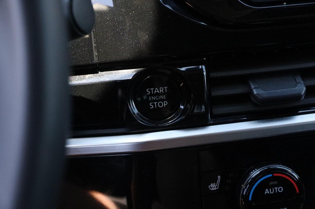 Nissan Pathfinder Vehicle Image 16