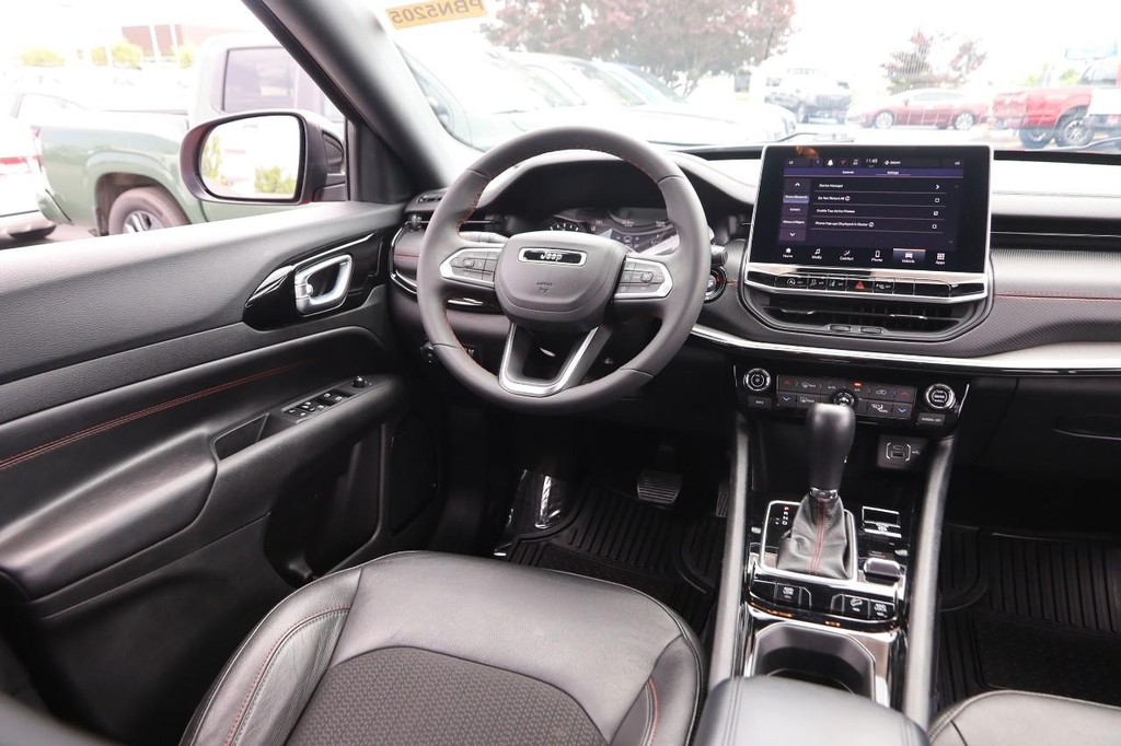 Jeep Compass Vehicle Image 21