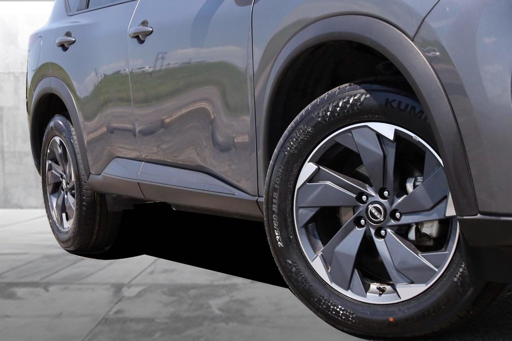 Nissan Rogue Vehicle Image 03