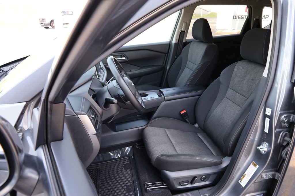 Nissan Rogue Vehicle Image 09