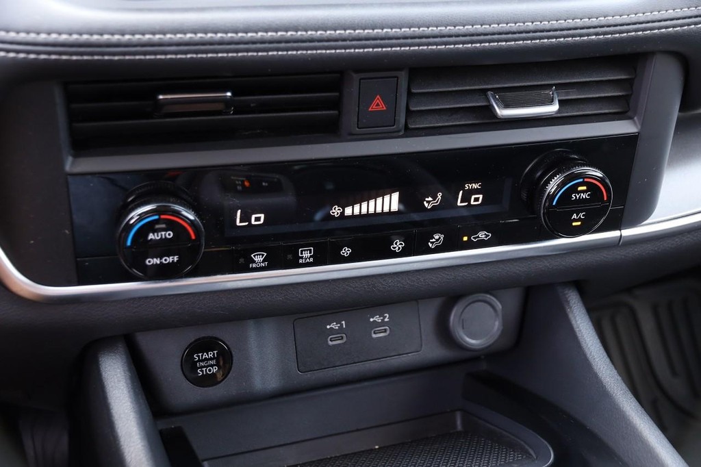 Nissan Rogue Vehicle Image 18