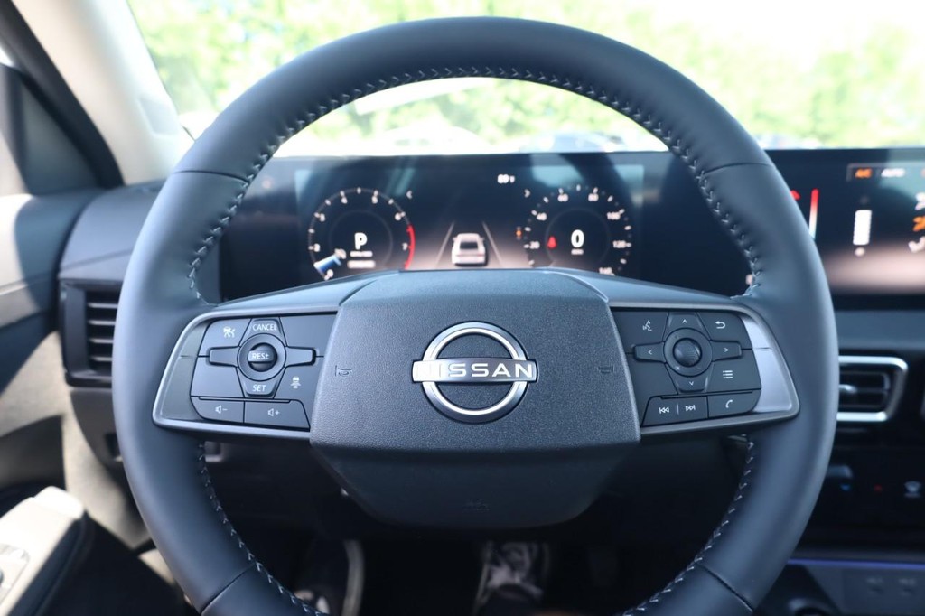 Nissan Sentra Vehicle Image 09