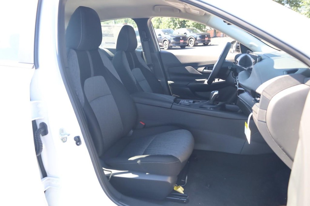 Nissan Sentra Vehicle Image 22
