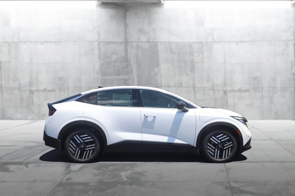 Nissan Leaf Vehicle Image 05