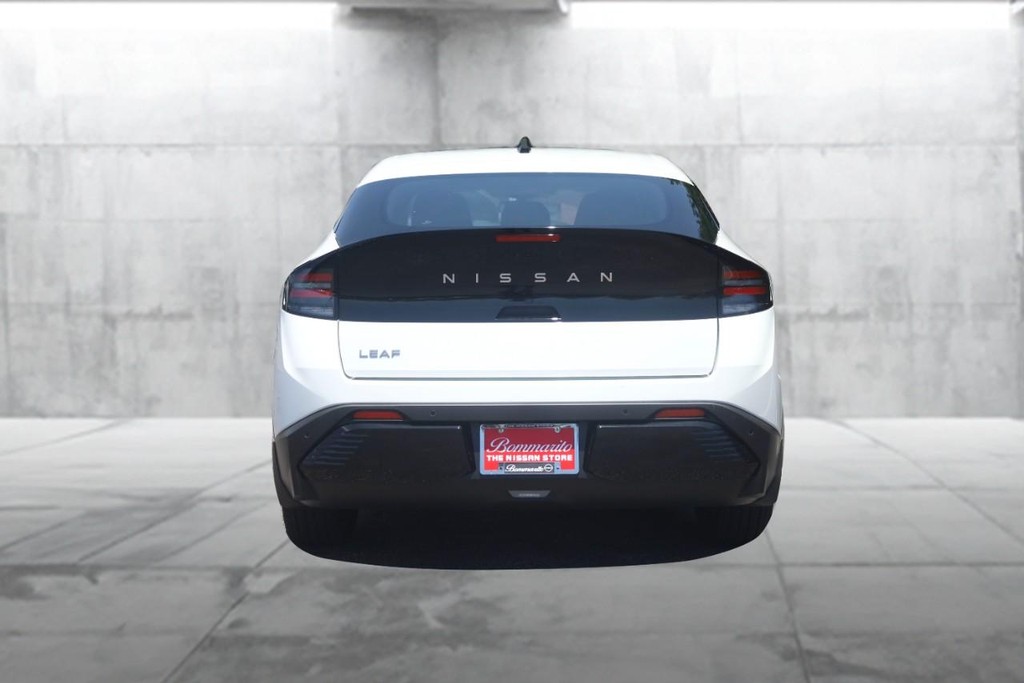 Nissan Leaf Vehicle Image 06