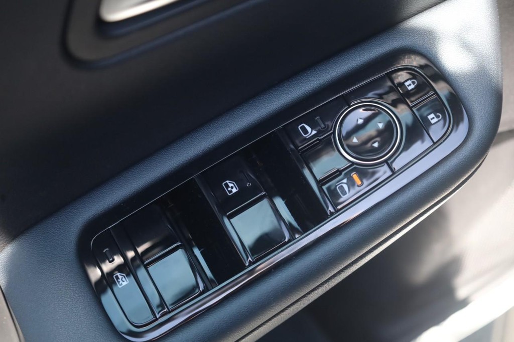 Nissan Leaf Vehicle Image 11