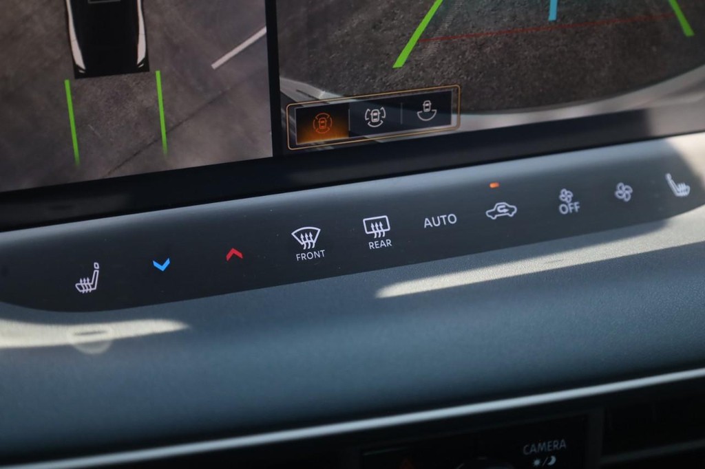 Nissan Leaf Vehicle Image 16