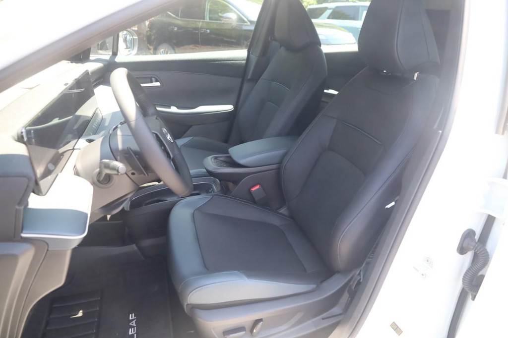 Nissan Leaf Vehicle Image 18